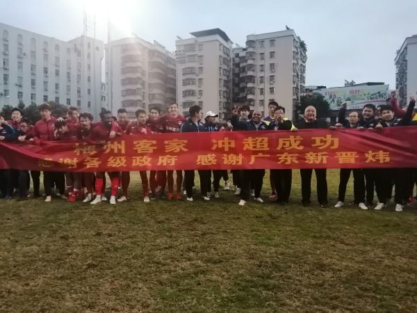 骆大娥抢着道：霞儿是晚辈，哪能要长辈扶？周通啊，你把棠伢子的东西接过来拿着，让棠伢子给霞儿搭把手，我去拽着大哥。